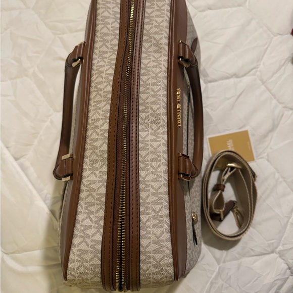 New - Picture 4 of 4